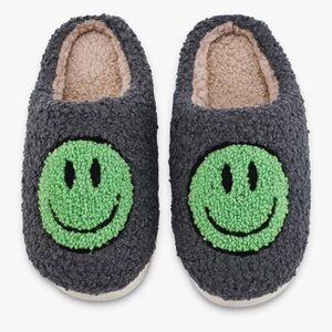 Kids Gray Slippers with Green Smiley Face Size 6-7 toddler